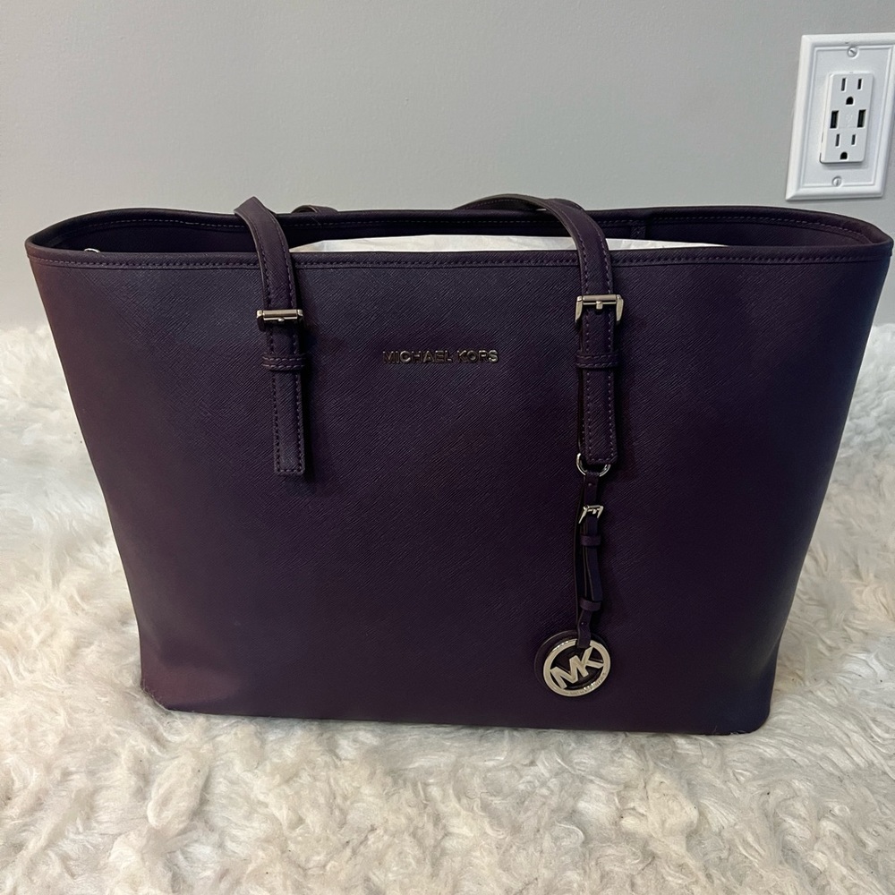 Authentic MK bag- like new condition, gently worn.  Silver hardware.